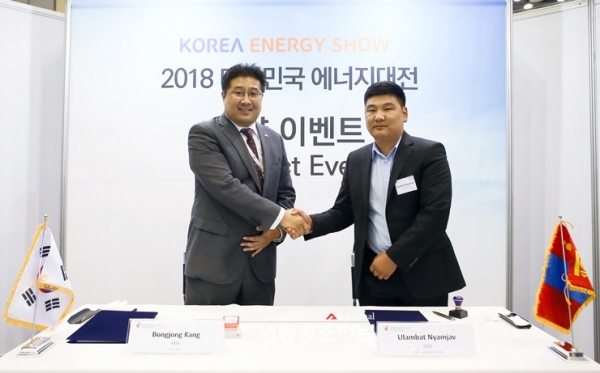 2018 대한민국 에너지대전’ 해외바이어 초청 수출상담·협약 이벤트에서 한국 기업 에스제이 강봉준 대표(왼쪽)와 몽골 기업 SJDM LCC Ulambat Nyamjav 대표가 250억 원 상당의 수출 계약을 체결하고 악수를 하고 있다.