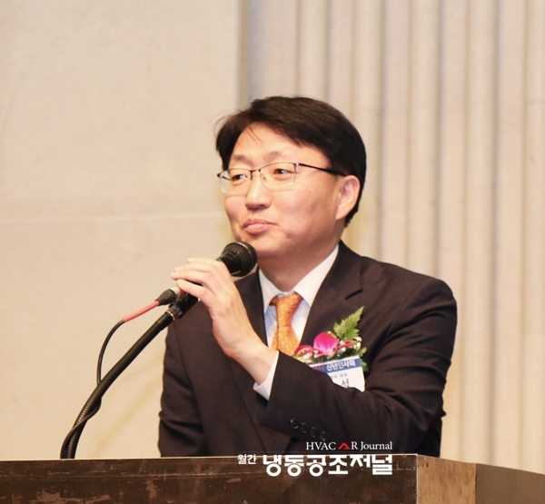 김현미 국토부 장관을 대신해 건설산업과 박병석 과장이 축사를 대독하고 있다.