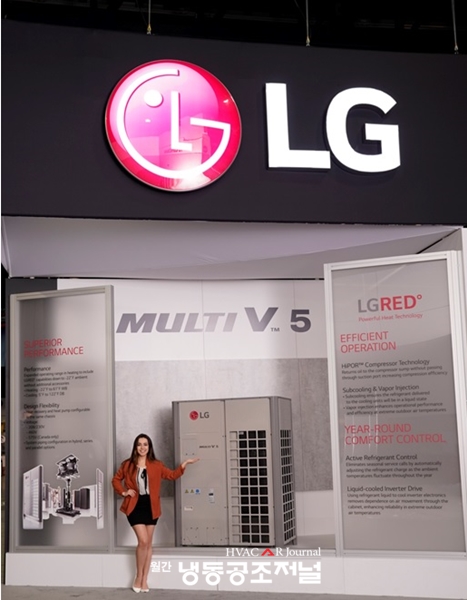 모델이 높은 성능과 에너지 효율을 동시에 갖춘 LG전자 시스템 에어컨 대표제품인 '멀티브이 5세대(Multi V 5)' 제품을 소개하고 있다. (사진=LG전자)