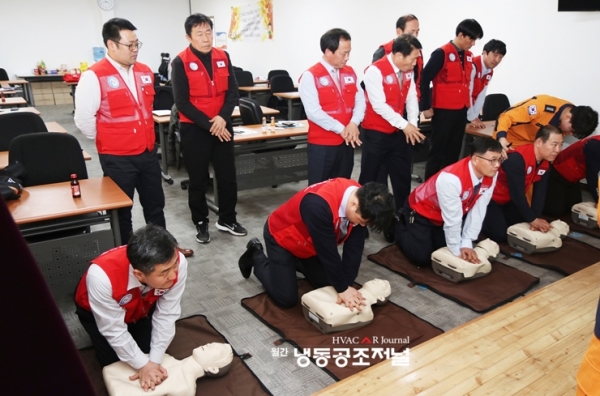 협회 회원들이 남양주소방서 주관하에 응급 심폐소생술 교육후 직접 실습을 하고 있다.