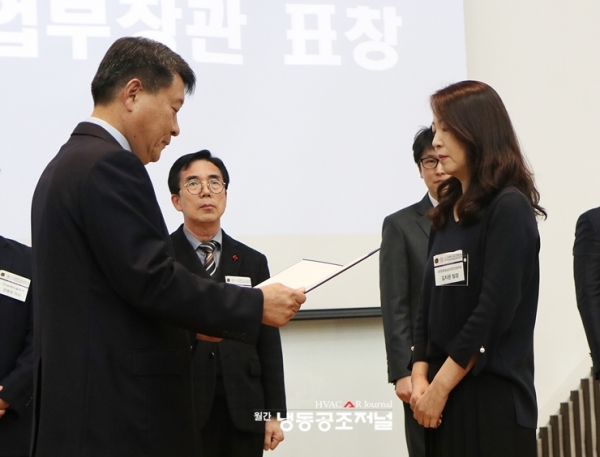 김지은 팀장이 중소벤처기업부장관상을 수상하고 있다.