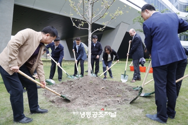 존스콘트롤즈 3개 본사 임직원들이 지구의 달을 맞아 함께 나무를 심고 있다.(사진=존슨컨트롤즈)