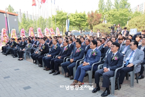 국내 유일의 기계설비 종합전시회인 '2019 한국건축기계설비전시회'가 5월 23일부터 3일간 서울 강남구 세텍에서 열렸다. 첫날 개막식에 정관계 및 산학연 관계자들이 참석해 전시회 개최를 축하했다.