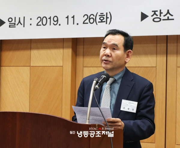 김철영 한국설비기술협회 차기 회장이 수락인사를 하고 있다.