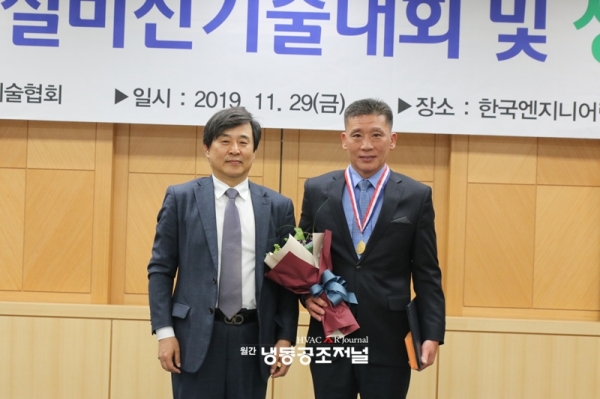국토부장관상을 수상한 유천써모텍 유병기 상무(사진 우측)