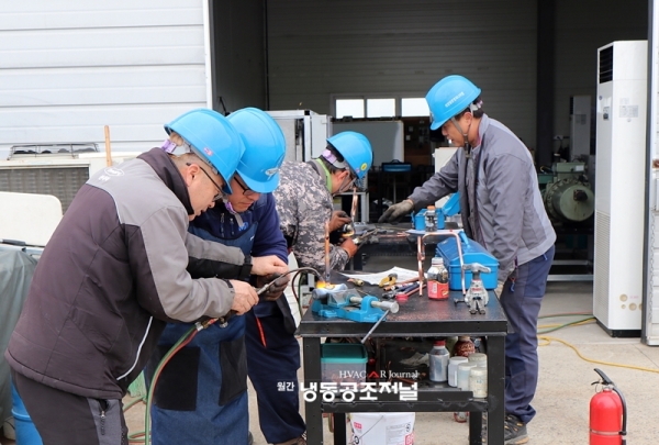 김인술 대표가 교육생들의 공조냉동기능사 대비 실습을 지도하고 있다.