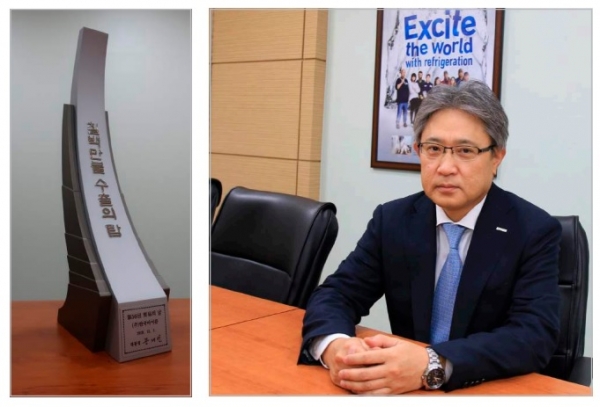 한국마이콤이 ‘제56회 무역의 날’ 기념식에서 ‘7백만불 수출의 탑’을 수상했다.(사진 (좌) 7백만불 수출의탑 (우)타카키 사토루 대표)