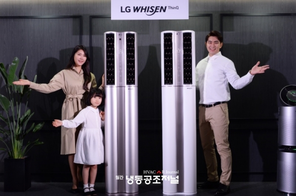 LG전자 모델들이 2020년형 ‘휘쎈 씽큐 에어컨’ 신제품을 소개하고 있다.