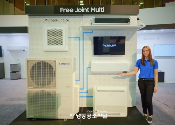 삼성전자 모델이 최대 5대 실내기 연결이 가능한 다배관 형태의 가정용 멀티(Free Joint Multi) 실외기와 실내기를 소개하고 있다.