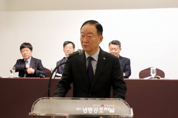 강성희 캐리어에어컨 회장이 제18대 한국냉동공조산업협회장에 취임했다.(취임사를 하고 있는 강성희 회장)