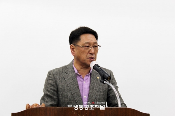 한국에너지기술인협회 함이호 신임 회장이 당선 인사를 하고 있다.