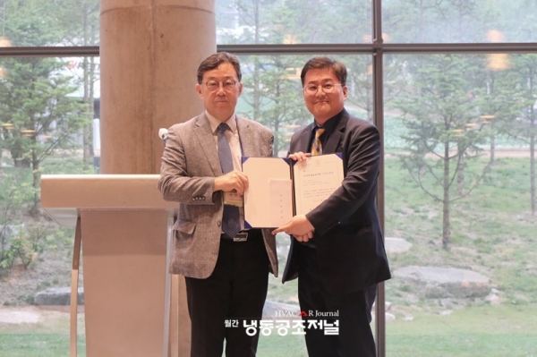 축열/에너지저장 특별세션상을 수상한 서정식 한국냉동공조인증센터 회원(오른쪽)이 박진철 공학회장과 기념촬영을 하고 있다.