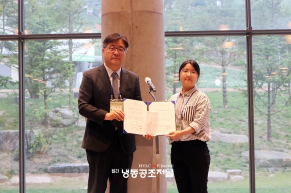 한국지역난방공사상을 수상한 충남대 송민지 회원(사진 우측)