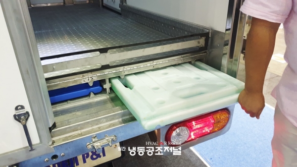 고밀도의 열에너지를 저장한 PCM PACK(-20도)을 차량 하부에 수납해 운행중 PDM에 저장된 열에너지로 냉장을 한다