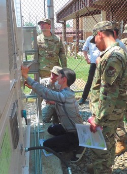 엠티이에스 직원이 오산 미공군기지에 설치된 ‘NYB FC’의 유지보수 교육을 하고 있다.