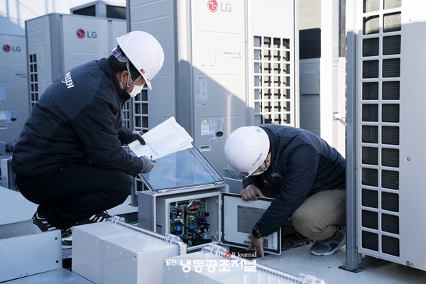 LG전자 직원들이 경상남도 김해시 진영휴게소에 설치된 하이브리드 히트펌프 시스템 에어컨을 점검하고 있다 (사진=LG전자)