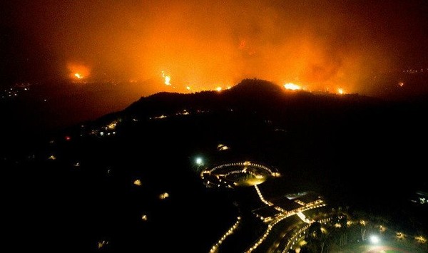 폭염이 유럽 남동부 전역에 불을 지르면서 산불이 올림픽 발상지인 그리스 올림피아에 접근하고 있다(사진  AFP)