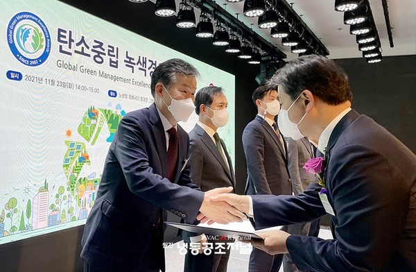 힘펠 김정환 대표(왼쪽 첫번째)가 23일 열린 '2021 탄소중립 녹색경영' 기념식에서 '대통령 표창'을 수상했다(사진=힘펠)