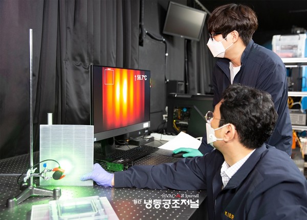 연구진이 개발한 광열헤파필터의 발열성능을 테스트하고 있다