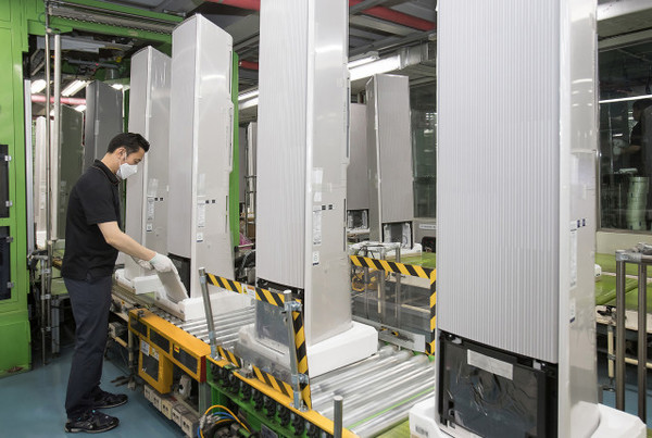 삼성전자 광주사업장에서 직원이 비스포크 무풍에어컨 갤러리를 생산하고 있다(사진=삼성전자)