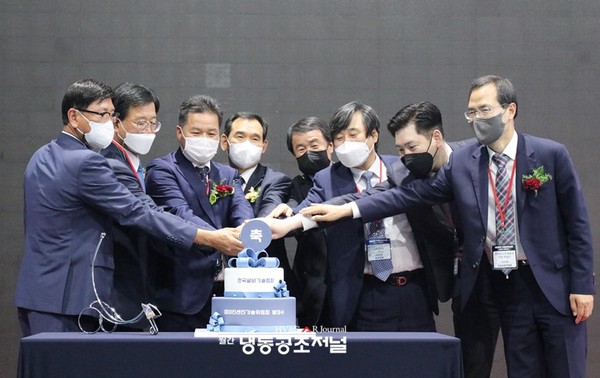 한국설비기술협회 데이터센터기술위원회 발족식에서 축하케익을 커팅하고 있다.