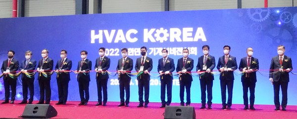 ‘2022 대한민국기계설비전시회(HVAC KOREA 2022)’가  5월 18일(수)일 개막했다(전시회를 축하하기 위해 참석한 내외빈이 개막 테이프커팅을 하고있다)