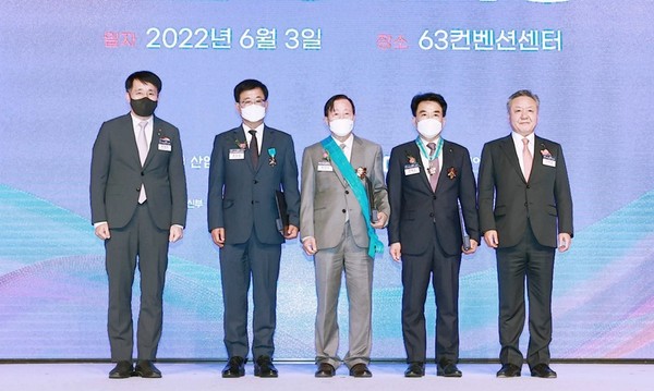 변운섭 우원엠앤이 대표가 6월 3일 여의도 63컨벤션센터에서 열린 ‘2022 엔지니어링의 날’ 기념식에서 산업포장을 수상했다(왼쪽에서 두 번째)