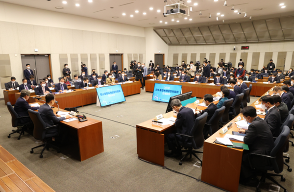 한덕수 국무총리가 10월 26일 성북구 한국과학기술연구원(KIST)에서 열린 탄소중립녹색성장위원회 전체회의를 주재하고 있다.