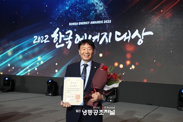 ﻿동광보일러는 박정연 대표가  2022 한국에너지대상 시상식에서 대통령 표창 수상 후 기념촬영을 하고 있다