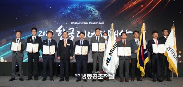 동광보일러는 ‘2022 한국에너지대상’ 에너지효율향상 분야에서 ‘대통령 표창’을 수상했다(사진 왼쪽에서 다섯 번째 박정연 동광보일러 대표)