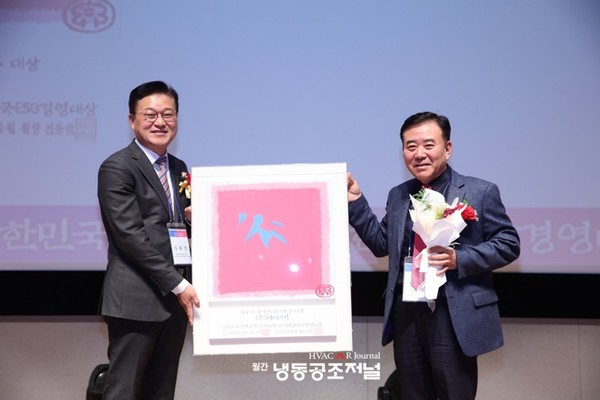 에어비젼이 11월 30일 한국거래소 컨퍼런스홀에서 열린 ‘2022 대한민국 브랜드 대상 & ESG 경영 대상’에서 최우수 환경브랜드부문에서 대상을 수상했다(사진 오른쪽 에어비젼 이영준 대표)