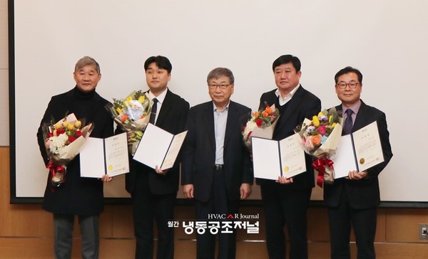 제1회 한국콜드체인산업대상 수상자들이 기념촬영을 하고 있다