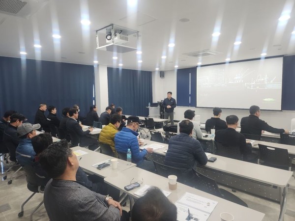 BITZER KOREA는 3월 30일  남부지역 고객 대상 ‘CO2 시스템 기술 세미나’를 두원알앤에이 김해 본사 세미나장에서 개최했다.
