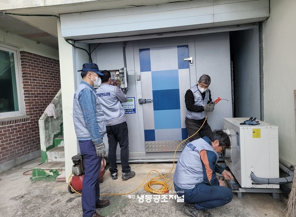 재능기부 및 봉사활동에 참여한 대양냉동엔지니어링 밴드 소속 회원들이 저온저장고를 점검하고 있다