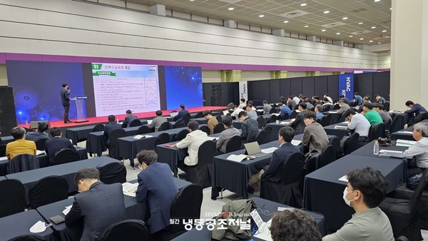 한국설비기술협회 축열기술전문위원회 주최로 열린 '2023년도 축열시스템 기술강연회‘에 업계 관계자 100여 명이 참석했다