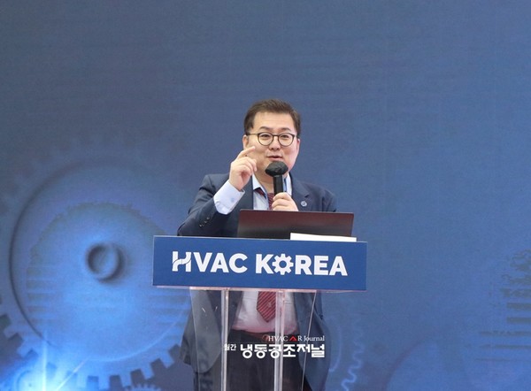 냉난방 분야의 히트펌프의 국외 기술동향에 대해 발표하고 있는 한국냉동공조인증센터 서정식 박사 
