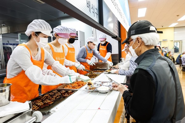 한국지멘스 임직원 자원봉사단인 ‘더 나눔(The NANUM) 봉사단’은 종로구 서울노인복지센터에서 배식 봉사활동을 펼쳤다