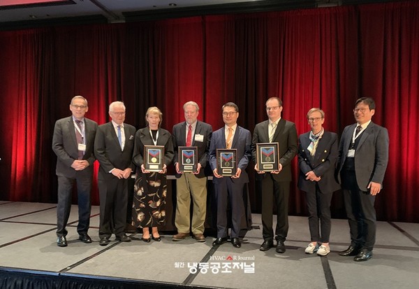 김민수 서울대 기계공학부 교수가 국제에너지기구(IEA)에서 주관하는 제14차 히트펌프학술대회(HPC)에서 Peter Ritter von Rittinger International Heat Pump Award를 수상했다(사진 왼쪽에서 다섯 번째 김민수 교수)