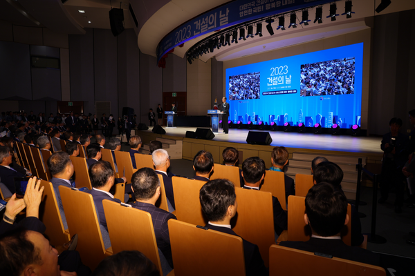 ‘2023 건설의 날’ 기념식이 6월 15일 오후 3시 서울 건설회관에서 열렸다(한덕수  총리가 축사를 하고 있다)