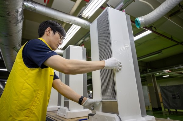 LG전자 직원이 경남 창원 LG스마트파크 에어컨 생산라인에서 'LG 휘센 오브제컬렉션 엣지’를 생산하고 있다(사진=LG전자)