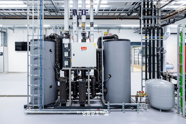 '스마트 스토어'에는 모든 냉동 시스템에서 발생하는 폐열을 회수하도록 설계된 최첨단 열 회수 장치가 장착돼 있다( Danfoss Smart StoreADC Heat Recovery Unit, 사진=댄포스코리아)