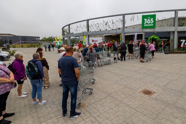 일반 슈퍼마켓에 비해 에너지 효율이 약 50% 더 높을 것으로 예상되는 댄포스의 새로운 플래그십 슈퍼마켓이 덴마크 Nordborg에 오픈했다. 지역 주민들이 오픈을 기다리고 있다(사진=댄포스코리아)