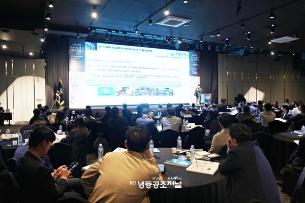  ‘2023 추계 데이터센터 기술 컨퍼런스’가 10월 31일 서울 송파구 호텔파크하비오 그랜드볼룸에서 관련 업계 종사자 300여 명이 참석한 가운데 성황리에 개최됐다.