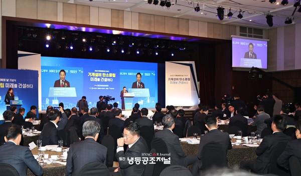 제8회 기계설비의날 기념식(위원장 조인호)이 11월 8일 오전 11시 서울 여의도 63빌딩 컨벤션센터 그랜드볼룸에서 500여 기계설비인들이 참석한 가운데 성황리에 개최됐다.