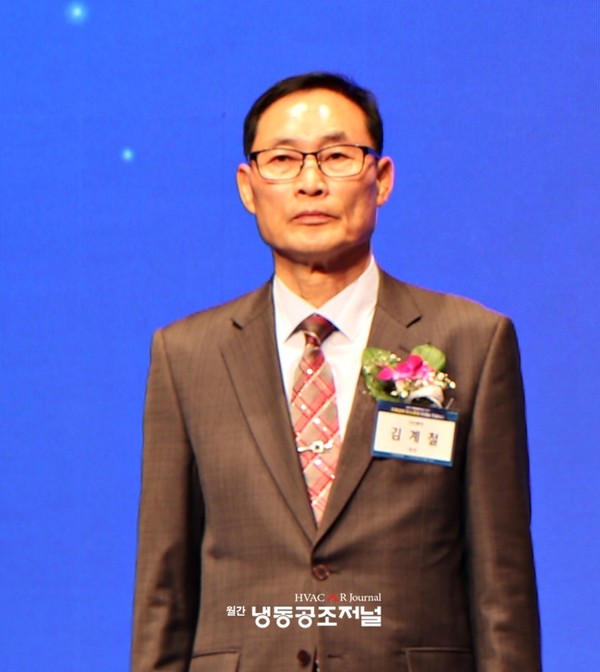 제8회 기계설비의날 기념식에서 국토부장관 표창을 수상한 김계철 팬직 회장