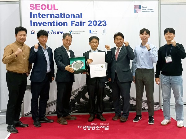 2023 서울국제발명전시회에서 은상 및 특별상을 수상한 한국남부발전 관계자들이 수상 후 기념촬영을 하고 있다.