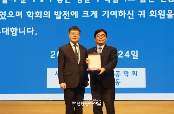 SAREK FELLOW 추대패 / 장영수 국민대 교수(사진 왼쪽)