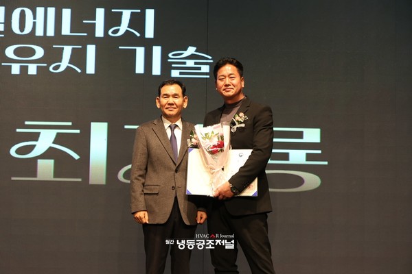 최자룡 융도엔지니어링 전무이사(오른쪽) 설비신기술대회 국토부장관상 수상