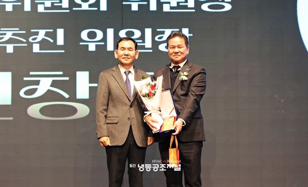 특별공로패를 수상한 연창근 한일엠이씨 총괄사장(오른쪽)