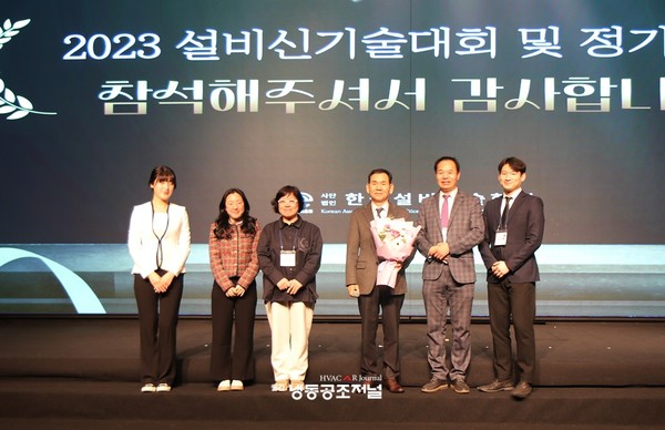 한국설비기술협회 김철영 회장(오른쪽 세번 째)과 김용원 사무국장(오른쪽 두번 쨰) 및 직원들이 기념촬영을 하고 있다. 